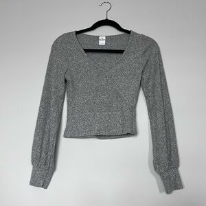 Hollister Grey Cropped Lightweight Sweater Shirt Size S Soft & Cozy Long Sleeve